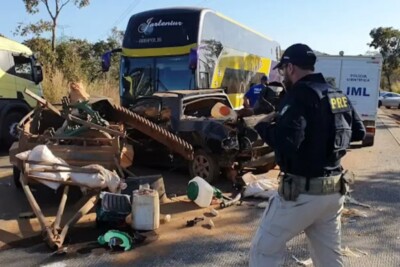 Motorista morre em batida com ônibus na BR-153, em Uruaçu