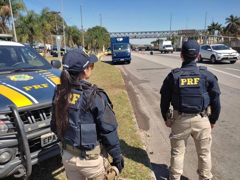 PRF em Goiás prende homem com mais de 200 kg de maconha na BR-060, em Guapó