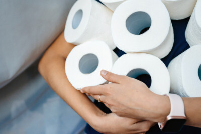 Mulher carrega rolos de papel higiênico nos braços. Pesquisa - fazer cocô a cada três dias pode ser indicativo de demência (Foto: reprodução/Freepik)