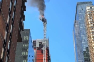 Guindaste pega fogo, despenca e deixa 6 feridos em Nova York; vídeo parte da estrutura atingiu prédio antes de cair