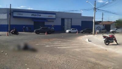 Passageiro morre após moto ser atingida por carro no Setor Rodoviário, em Goiânia Ambos os condutores foram submetidos ao teste de alcoolemia