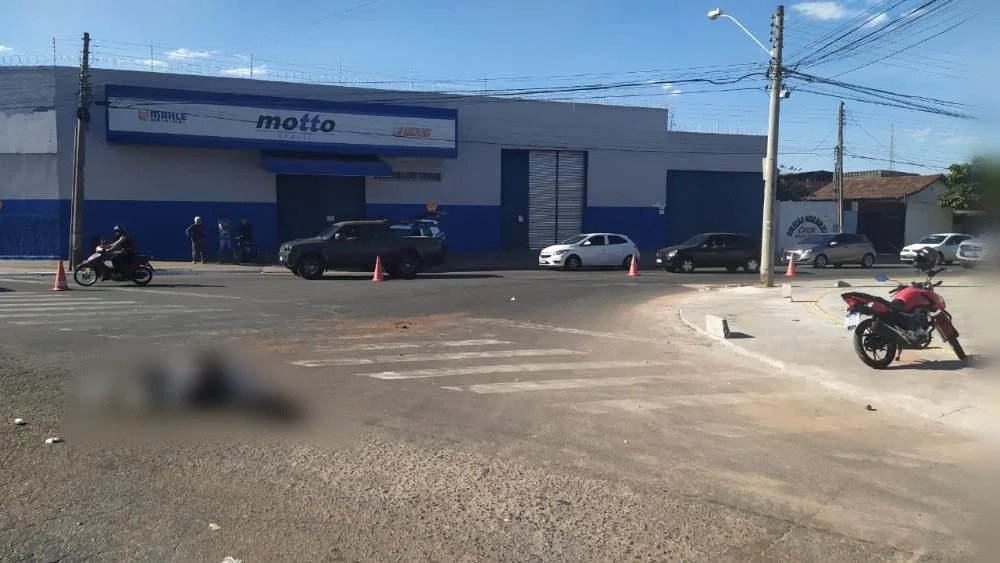 Passageiro morre após moto ser atingida por carro no Setor Rodoviário, em Goiânia Ambos os condutores foram submetidos ao teste de alcoolemia