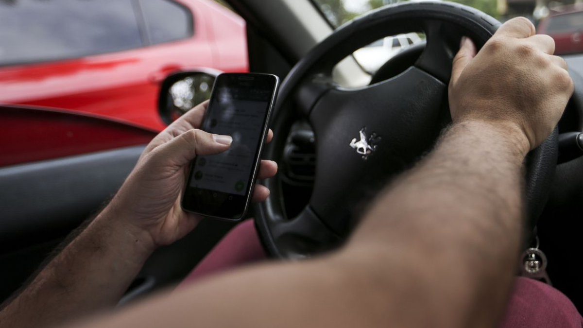 Detran aponta que dez motoristas são flagrados por hora usando o celular, em Goiás