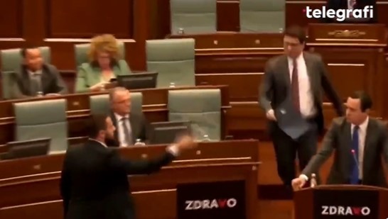 Opositor joga gua em premi de Kosovo e inicia briga no Parlamento; vdeo