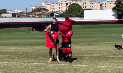 Alex Telles recebe a camisa do Atlético Goianiense