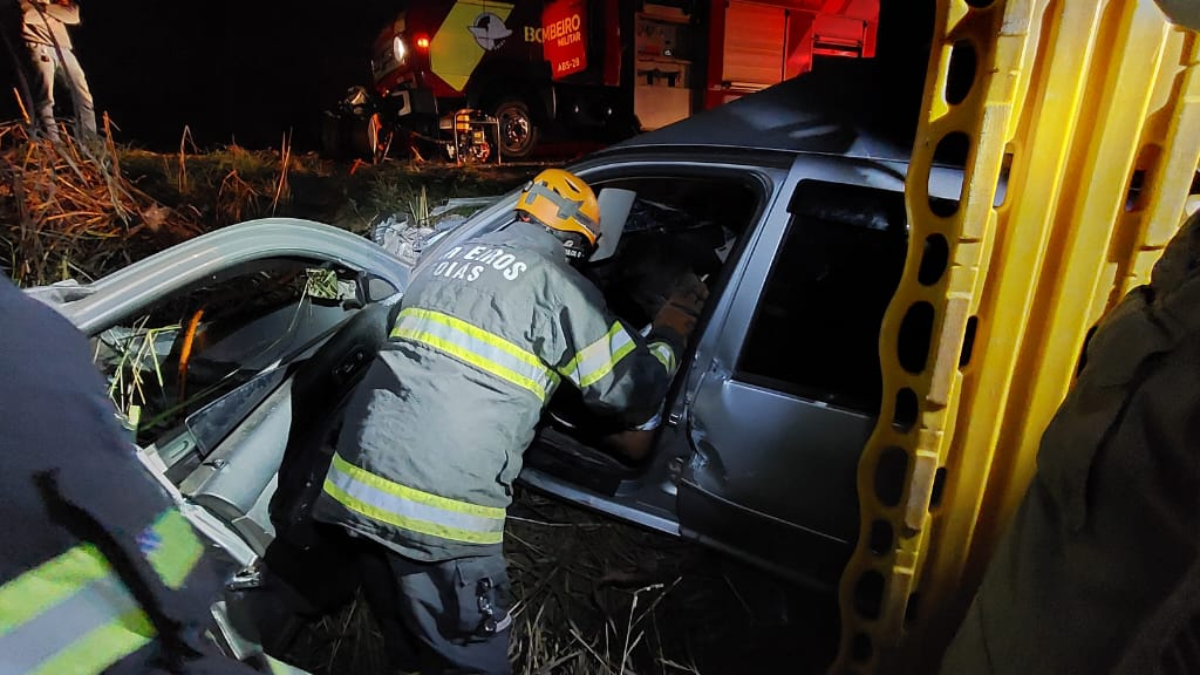 Mulher fica presa às ferragens após acidente de trânsito na GO-536