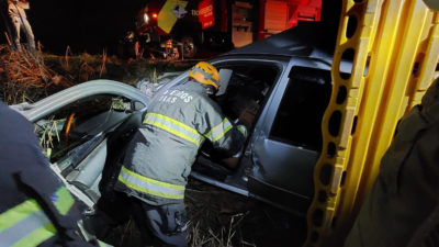 Mulher fica presa às ferragens após acidente de trânsito na GO-536