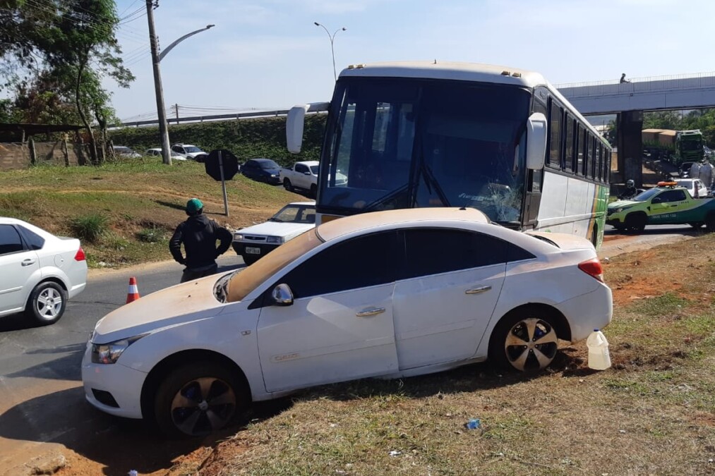 Ônibus com crianças e adolescentes de escolinha de futebol sofre acidente em Anápolis