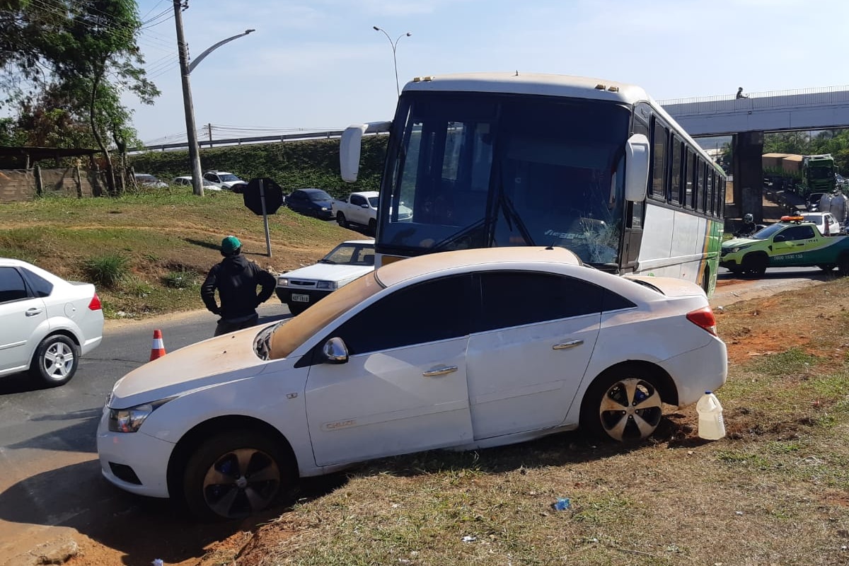 Ônibus com crianças e adolescentes de escolinha de futebol sofre acidente em Anápolis