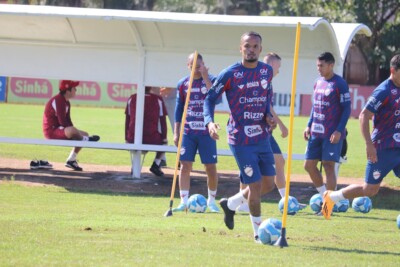 Léo Duarte em treinamento no Vila Nova