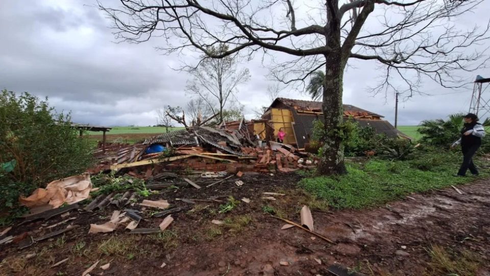 46 municípios do Rio Grande do Sul tiveram prejuízos Ciclone no Sul deixa um morto e mais de 470 mil sem energia; vídeos