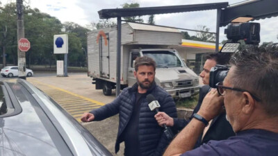 Alex Zanatta Bignotto deixa delegacia da PF em Piracicaba (Foto: Danilo Telles/Rádio Metropolitana)