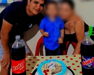 Demitido por fazer foto com refrigerante do concorrente recebe oferta de emprego na rival Demissão gerou uma ação por danos morais