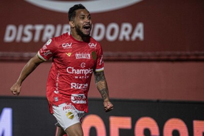 Lourenço comemora gol do Vila Nova sobre o Vitória