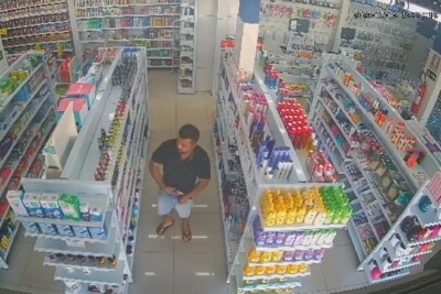 Câmera flagra homem que furtou desodorantes em farmácia de Goiânia