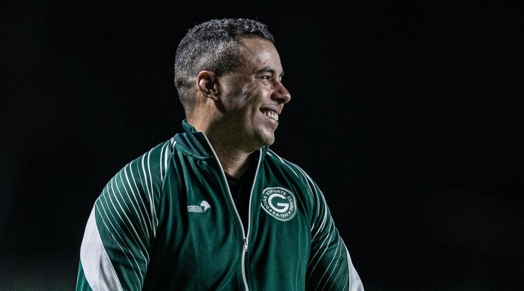 Jair Ventura sorrindo com a camisa do Goiás