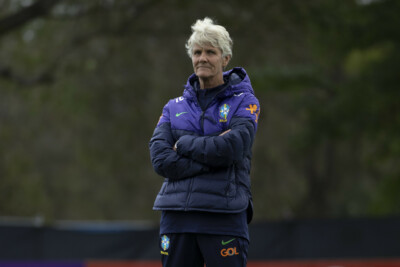 Treinadora Pia Sundhage observando o treino