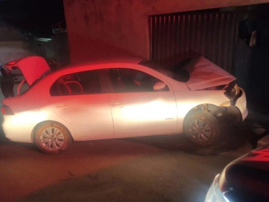 Carro batido após o crime