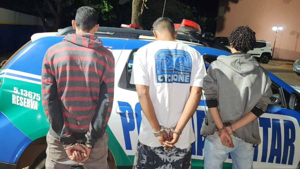 PM prende trio que assaltou jovem que saía de igreja em Goiânia