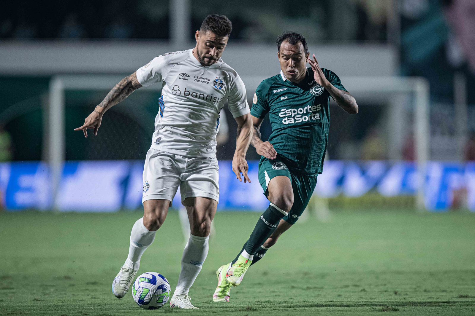 Vinicius marcando adversário na Serrinha