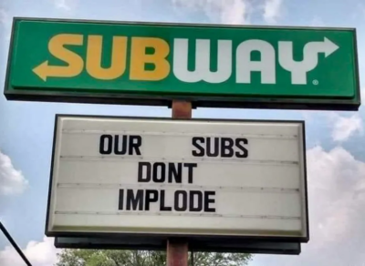 Loja da Subway gera polêmica após piada com implosão de submarino “Nossos ‘subs’ (sanduíches) não implodem”, diz o cartaz