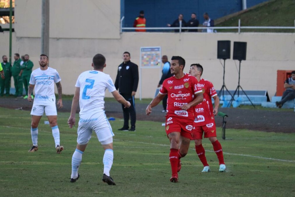 Guilherme Parede disputando bola