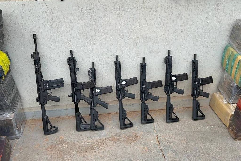 Polícia encontra mais de 80 armas e 2 toneladas de maconha em caminhão de porcos no PR Fiscalização apreendeu 75 pistolas e sete fuzis