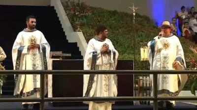 Grito de comemoração é comum entre os torcedores Padre viraliza ao gritar "vila!" durante missa em Romaria do Divino Pai Eterno, em Trindade