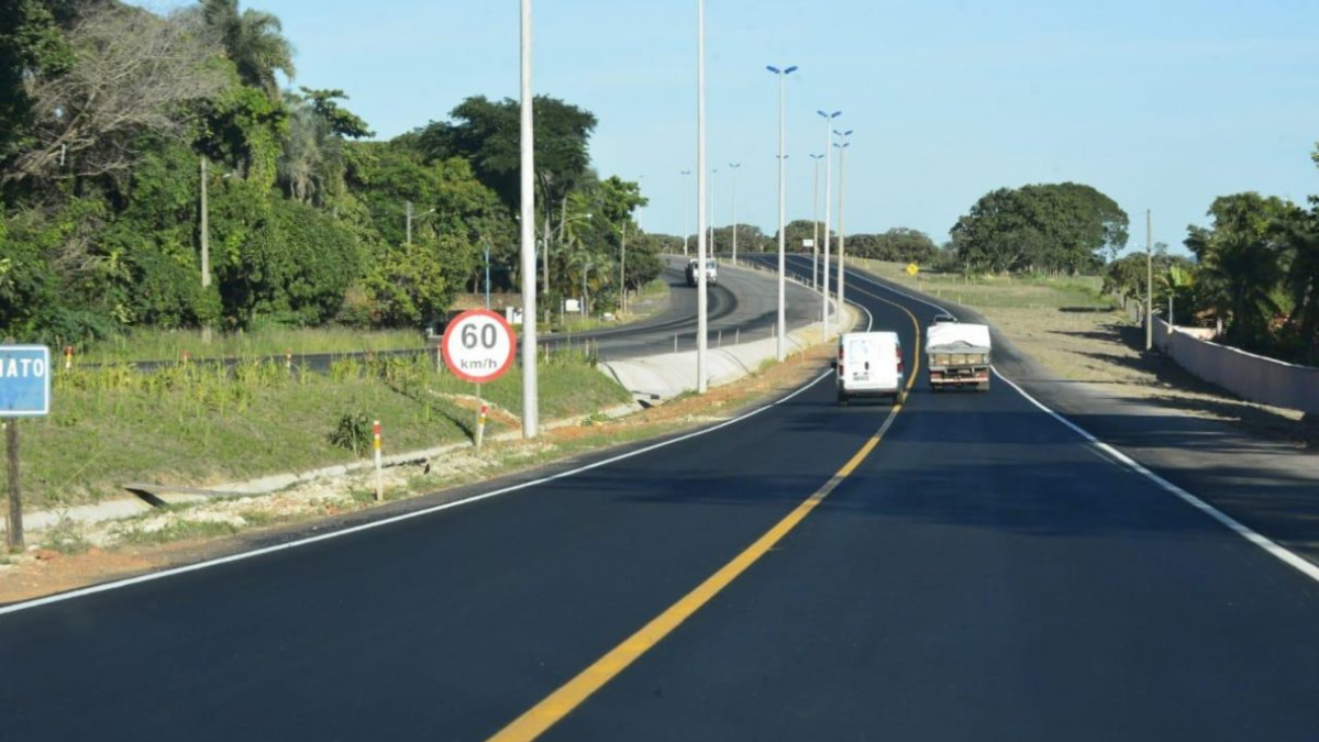 Casal fica ferido após carro colidir contra caminhão na GO-020