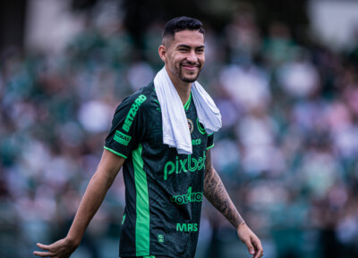 Iago Mendonça sorrindo com a camisa do Goiás