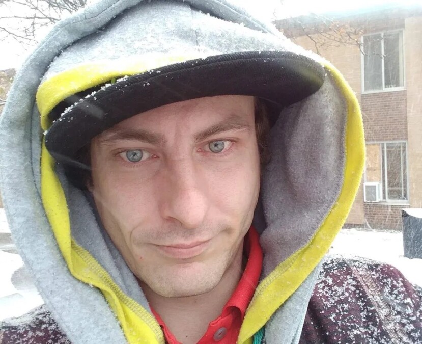 Americano se esconde em freezer para fugir da polícia, não consegue sair e morre Corpo de Brandon Lee Buschman foi encontrado no porão