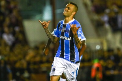 Luan comemorando gol marcado na epoca do Grêmio