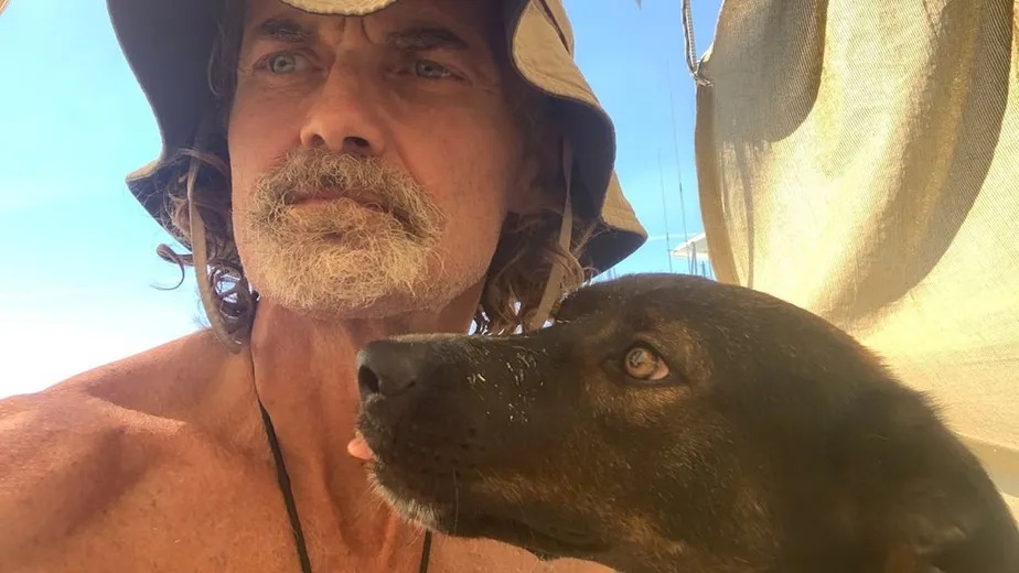 Tim Shaddock ficou perdido no oceano depois que sua embarcação foi danificada Homem e cadela são resgatados após dois meses à deriva; vídeo
