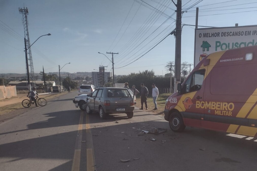 Carros colidem e três ficam feridos em Ipameri