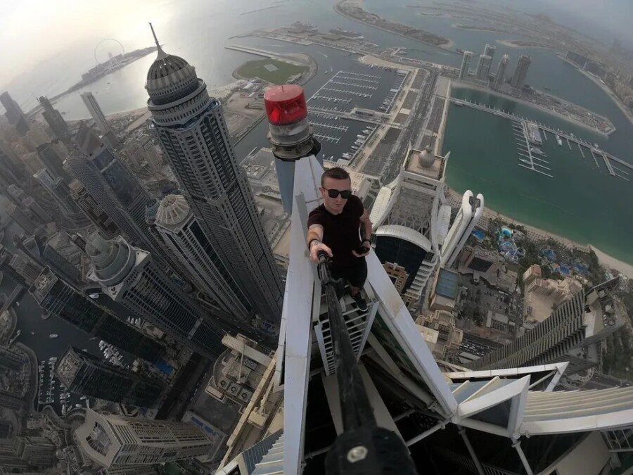 Francês conhecido por escalar edifícios morre após cair do 68º andar de prédio em Hong Kong Remi Lucidi foi declarado morto no local