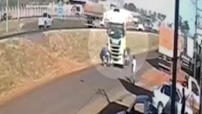 Motociclista é atingido por caminhão após fazer cruzamento irregular na BR-153