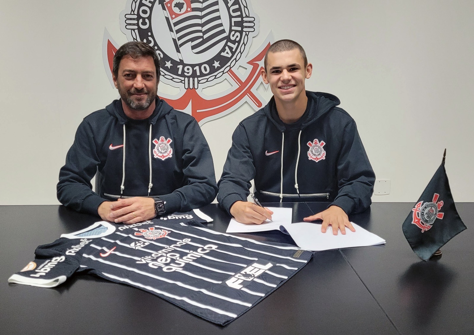 Moscardo ao lado do presidente do Corinthians, Duílio