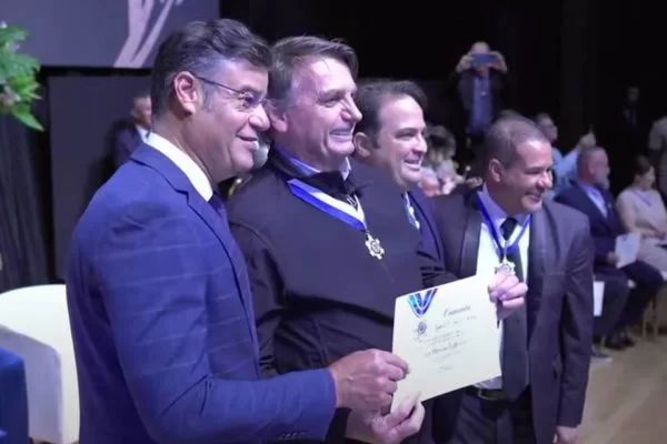 Bolsonaro recebe comenda em Anápolis