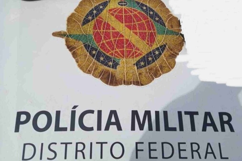 Homem com mandado de prisão de Goiás é preso nu pela PM do DF, em Brasília