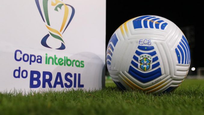 Bola e totem da Copa do Brasil 2023