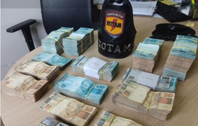 Dinheiro apreendido era composto por cédulas de R$ 50, R$ 100 e de R$ 200 (Foto: Divulgação / Polícia Militar)
