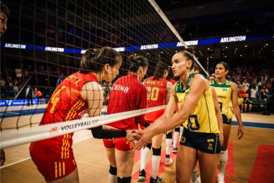 Jogadoras do Brasil e da China se cumprimentam em partida da Liga das Nações