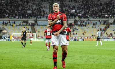 Atacante Pedro comemorando gol marcado pelo Flamengo