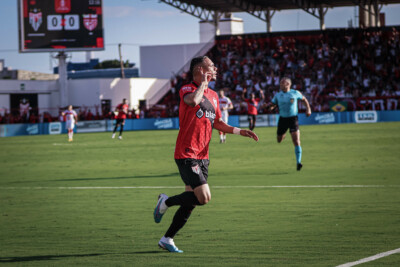 Luiz Fernando comemorando gol contra o CRB