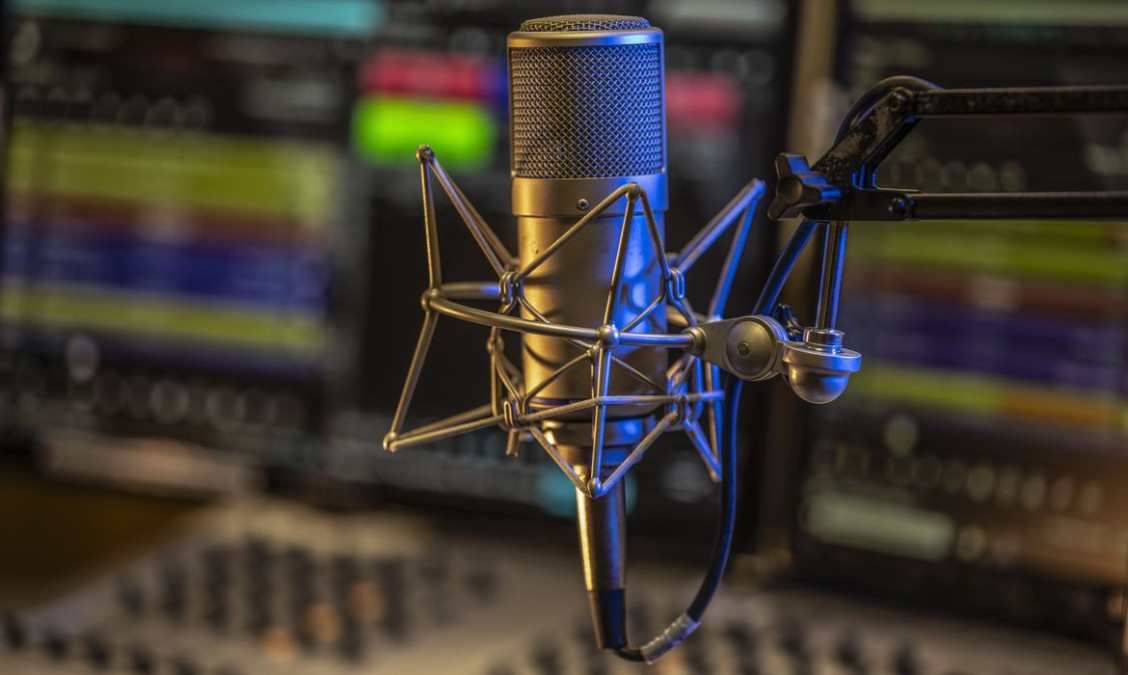 06eec483-radio-microfone