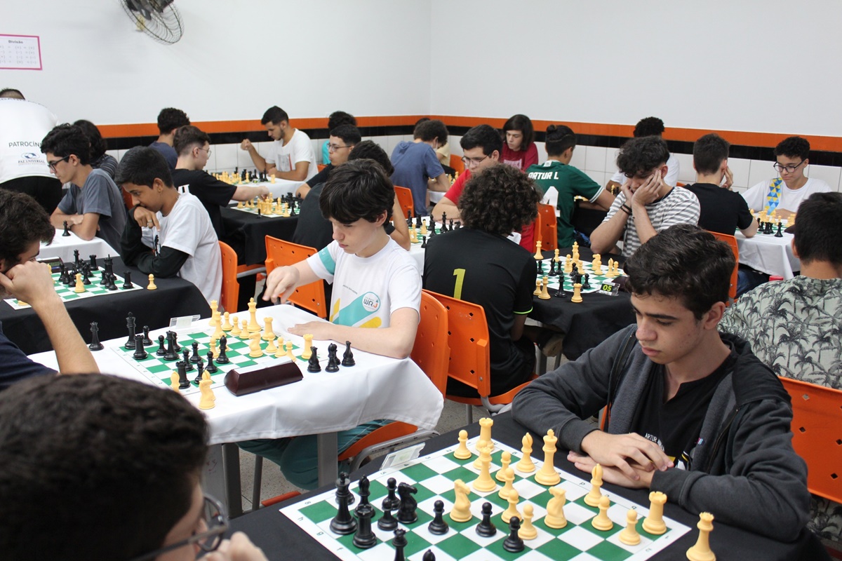 Simultânea de xadrez com Mequinho faz a festa de jogadores