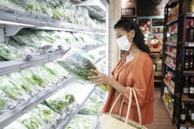 Salada pronta pré-higienizada pode conter bactérias nocivas para a saúde, mostra estudo analisando vegetais processados do Brasil