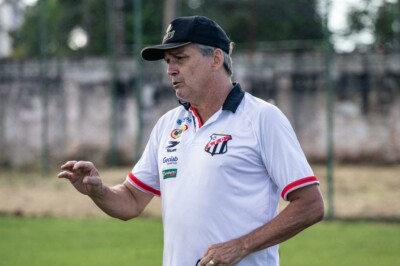 Treinador Luis Carlos Winck no comando do Anápolis