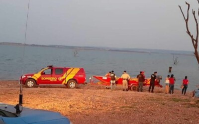 Duas pessoas desaparecem após barco virar em Itumbiara Equipes náuticas dos Bombeiros fazem buscas na região