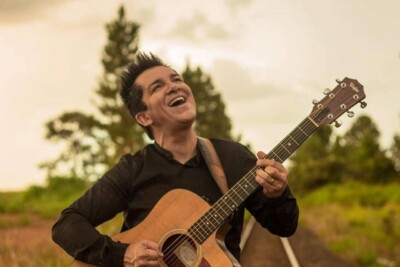 Estado de saúde de Regis Danese é regular; cantor respira espontaneamente Cantor gospel sofreu acidente de carro em Jaraguá